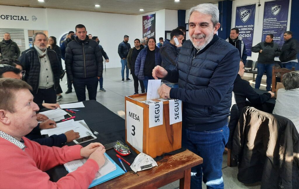 El Ministro de Seguridad, Aníbal Fernández, emite su voto y, a su lado, el Concejal Matías Festucca espera para hacerlo.